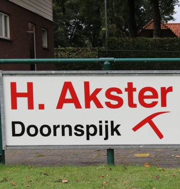 DSV ’61 verwelkomt nieuwe bordsponsor H. Akster bestratingen.