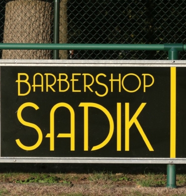 DSV’61 verwelkomt Barbershop Sadik als nieuwe reclamebordsponsor.