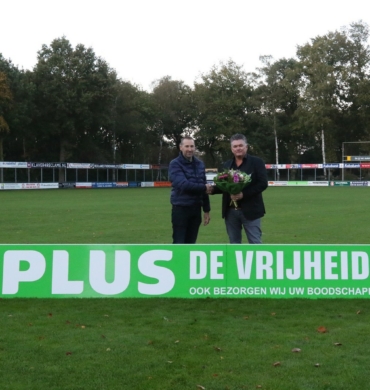 DSV’61 verlengt sponsorcontract met PLUS De Vrijheid Elburg.