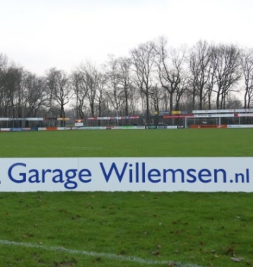 DSV’61 verwelkomt Garage Willemsen als nieuwe reclamebordsponsor.