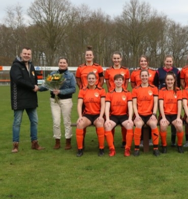 Cora van Hal sponsort nieuwe tenues aan het eerste vrouwen elftal van DSV’61.